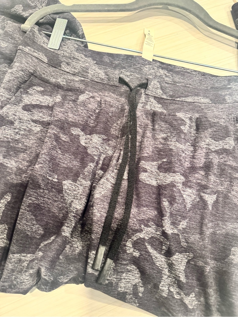 lululemon athletica Heathered Charcoal Gray Camo Drawstring Joggers - Picture 4 of 5